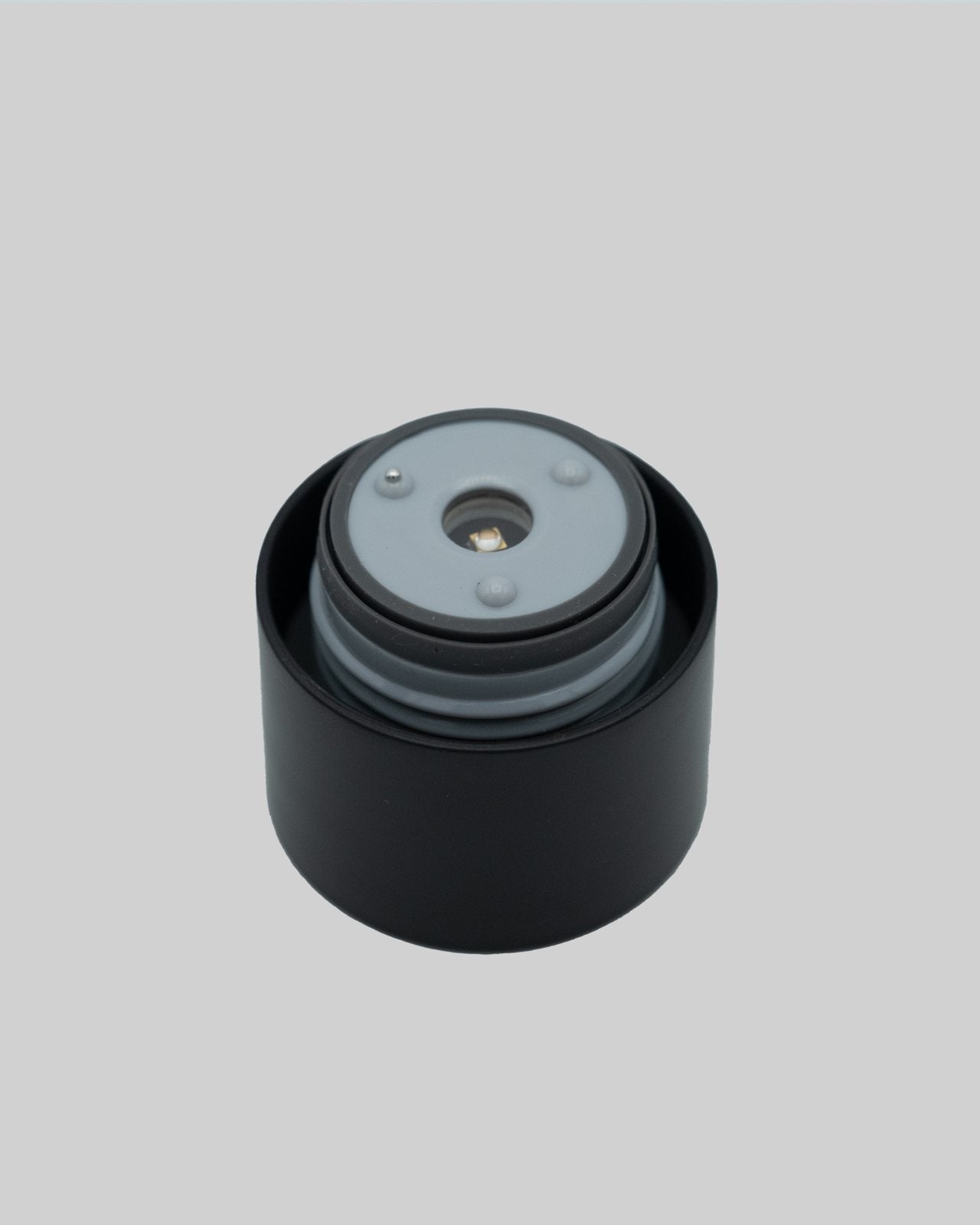 Face intérieure réelle du bouchon LUMØS avec source LED UV-C